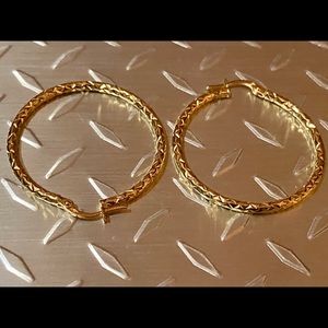 18k solid gold earrings diamond cut hoop.